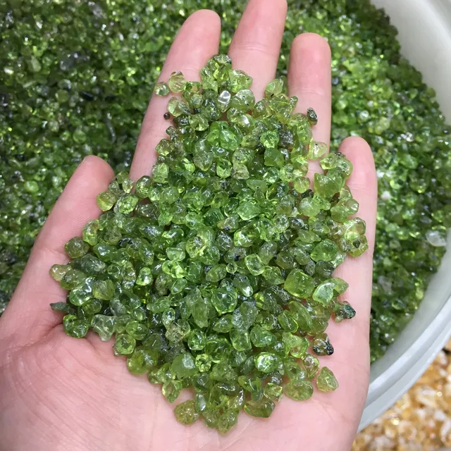 天然のグリーンカラーのペリドットクリスタルロット。 天然のグリーンカラーのペリドットクリスタルロット。