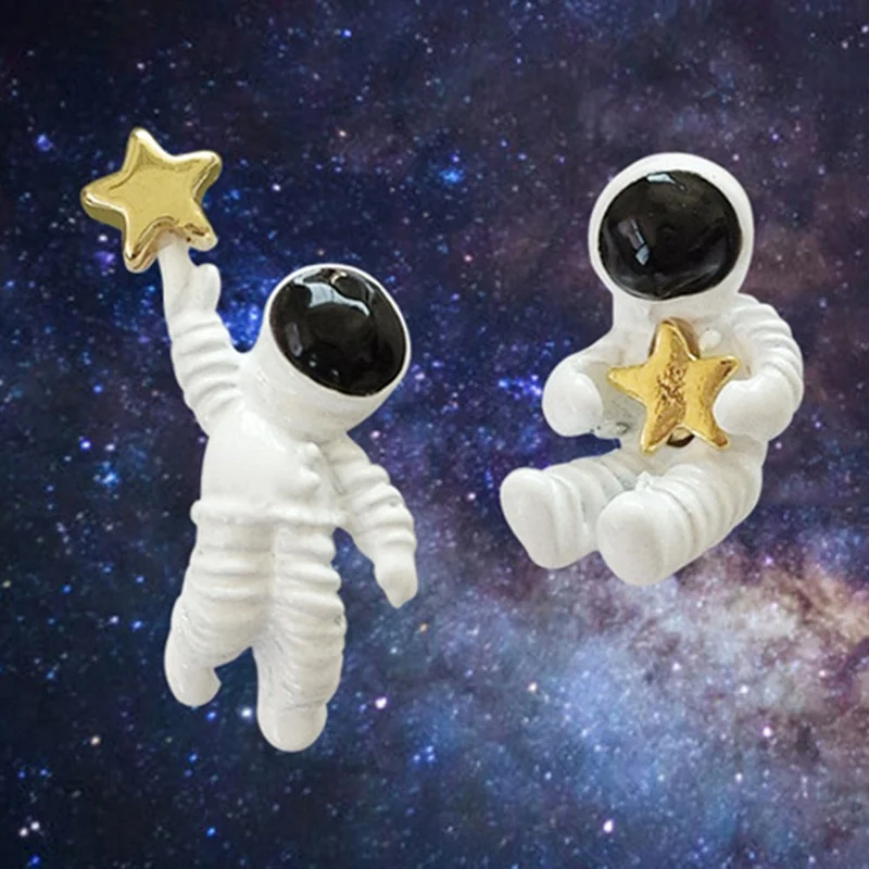 1 пара забавных асимметричных маленьких сережек-гвоздиков с астронавтом для женщин и девушек, креативные серьги, рождественский подарок, ювелирные аксессуары, Прямая поставка