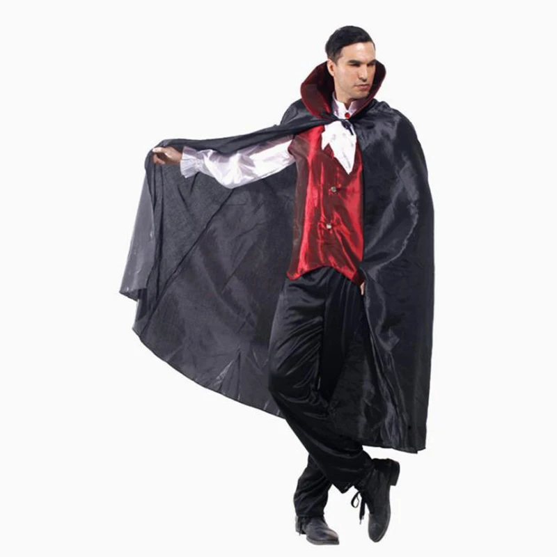 Homem bonito vestido com uma fantasia de drácula para o halloween