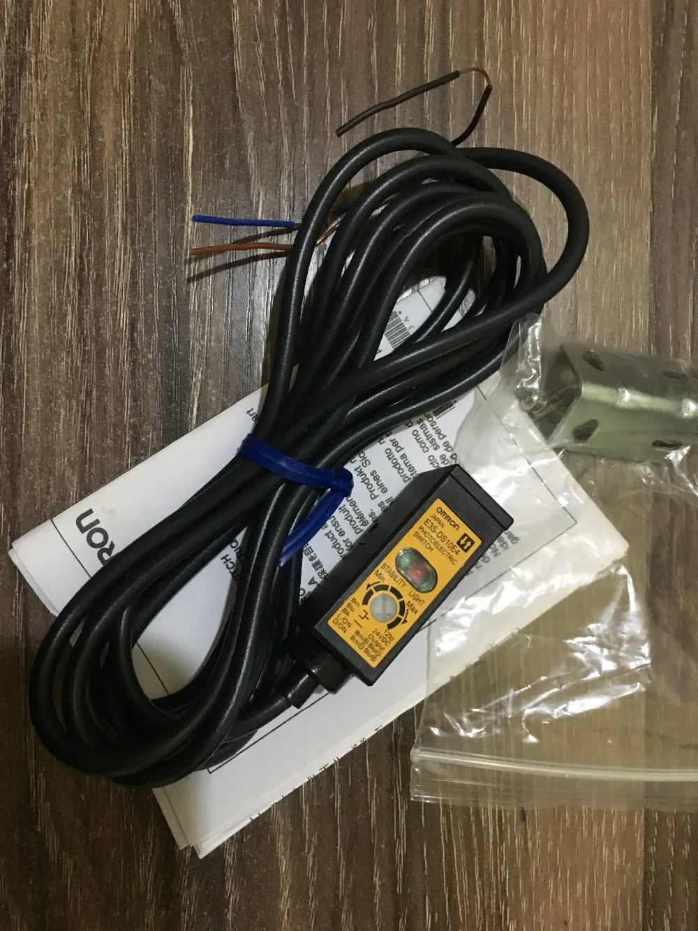

E3S-DS10E4 OMRON photoelectric sensor