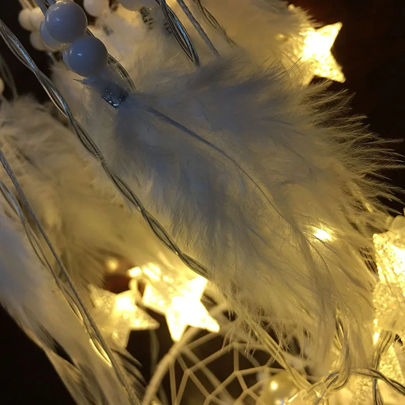 Atrapasueños de luz de estrella LED grande con plumas de gallo blancas perlas atrapasueños colgante de pared para fiesta en casa decoración de boda regalo Atrapasueños de luz de estrella LED grande con plumas de gallo blancas perlas atrapasueños colgante de pared para fiesta en casa decoración de boda regalo
