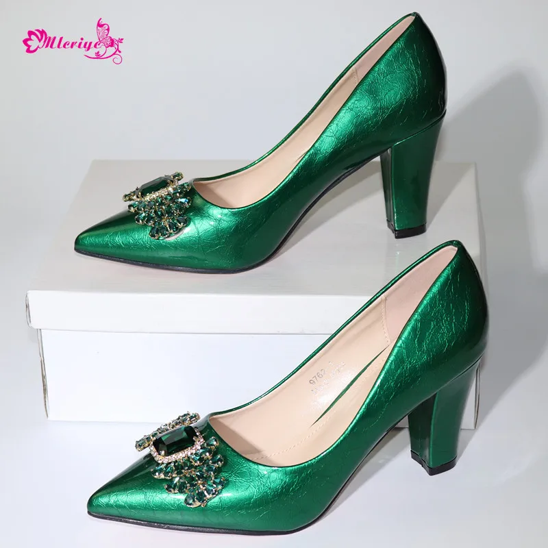 Новые итальянские свадебные туфли зеленого цвета для женщин; свадебные комплекты итальянских женских туфель; вечерние туфли без застежки; Rhienstone - Цвет: Зеленый
