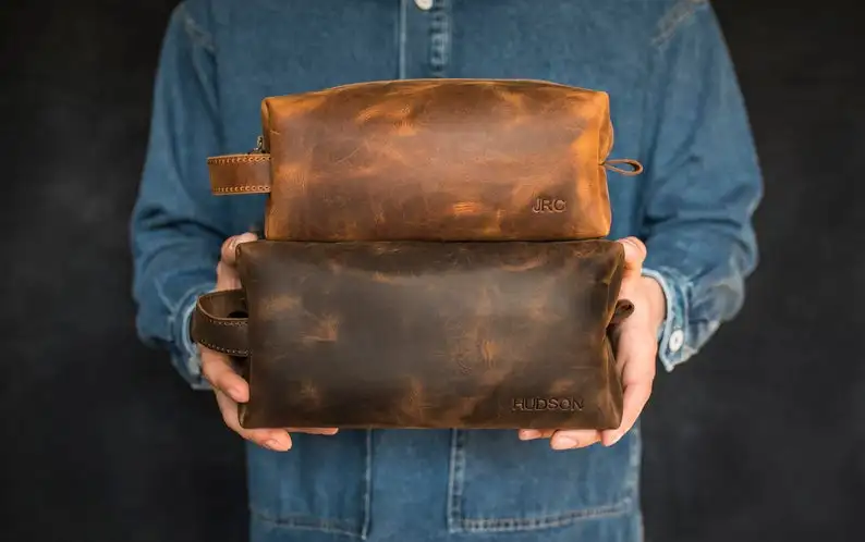 

Genuine leather dopp kit makeup cosmetics bags for men women Personalized Toiletry Bag Smooth and reliable zipper no lining