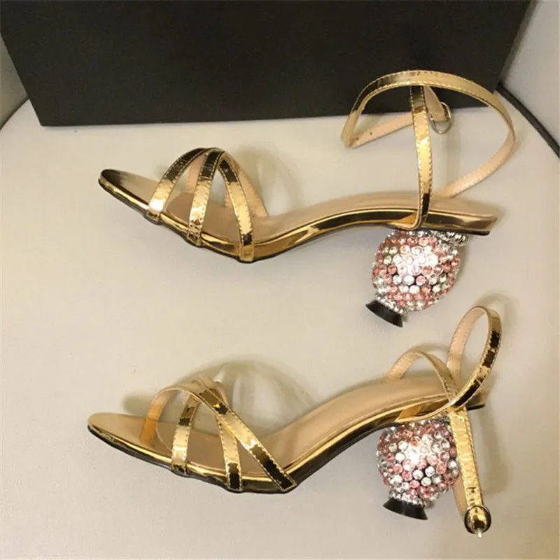 Новое поступление; обувь для вечеринок с украшением в виде кристаллов; женские свадебные сандалии из натуральной кожи на высоком каблуке с необычными украшениями и пряжкой на лодыжке; цвет розовый - Цвет: Gold