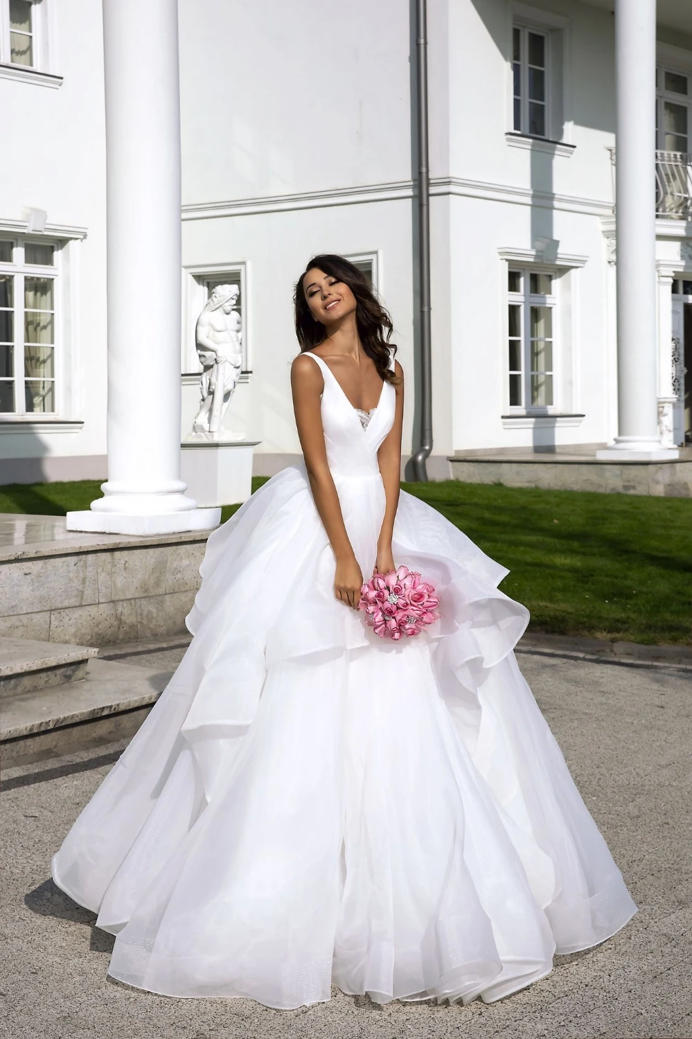 

Vivian's Bridal 2019 New Simple Ruffle Organza Bridal Ball Gown Sexy Double V-neck Backless Sleeveless Lace Fluffly Weding Dress