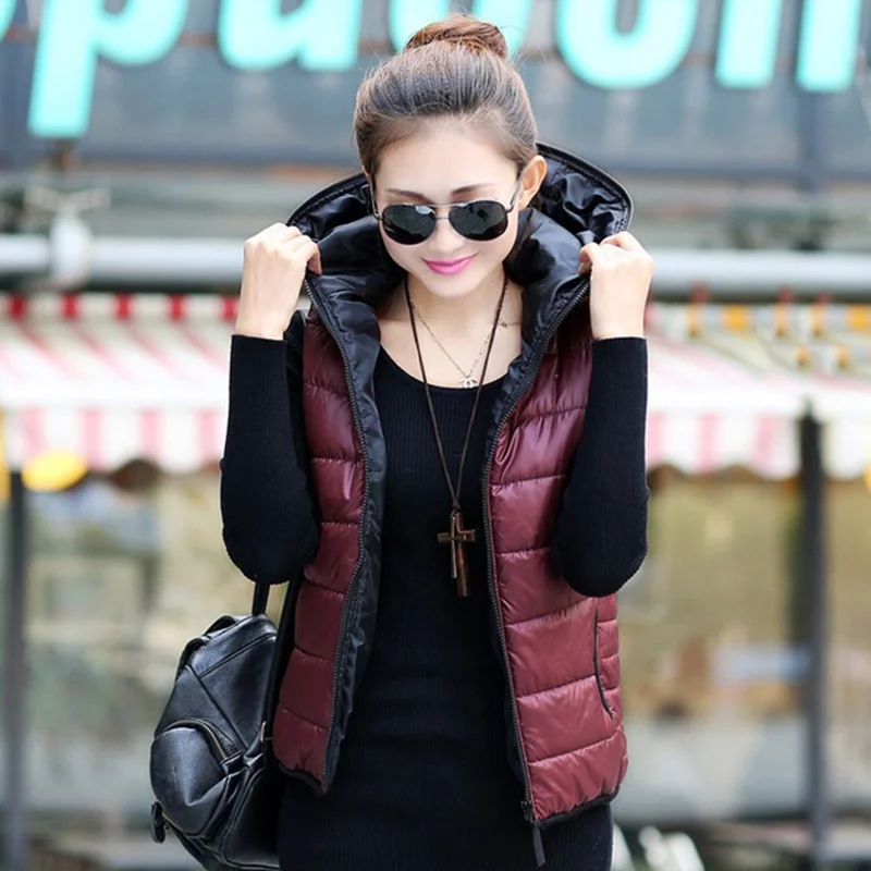 Тонкий пуховик под пальто uniqlo. Куртка с капюшоном женская. Одеваем жилет на куртку. Куртка без рукавов женская. Короткая куртка.