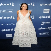 Молодые с v-образным вырезом, платье как у знаменитости с открытыми плечами без рукавов, длинное, кружевное до пола белое Платья знаменитостей