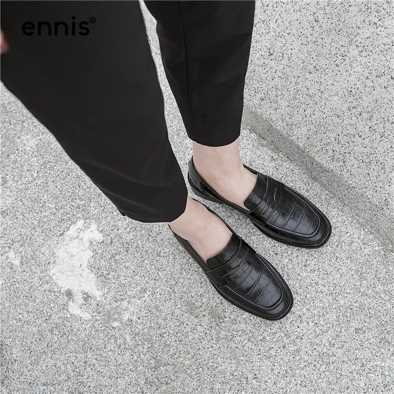 ENNIS/Коллекция года; модные лоферы; женская повседневная обувь из натуральной кожи; мокасины на плоской подошве с тисненым каменным узором; цвет коричневый, черный; Новинка; C9106