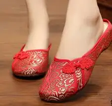 Женские шлепанцы в китайском этническом стиле; традиционные женские лоферы с пуговицами; винтажные шлепанцы с вышивкой; красная танцевальная обувь; Свадебная обувь - Цвет: Tradition Button Red