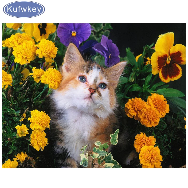 Котенок любит играть с цветами. Котенок в цветах. Кошечка в цветах. Красивые цветы и животные. Красивые котята.