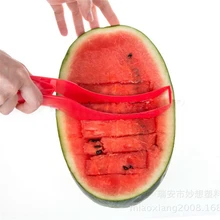 Plastový nůž na pohodlné krájení melounu