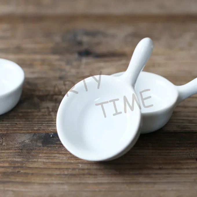 

Ceramic white round mini dish with handle, mini appetizer dish for party and bar