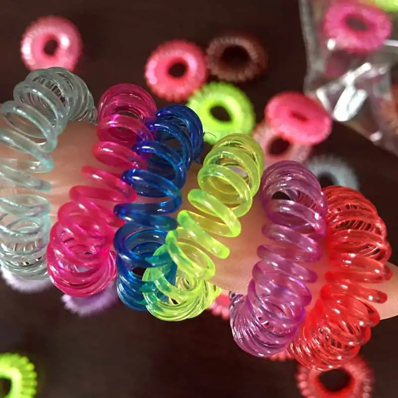 Резинка пружинка черная. Браслет пружинка. Резинка g58647307270. Резинка пружинка на руке. Браслет резинка пружинка.