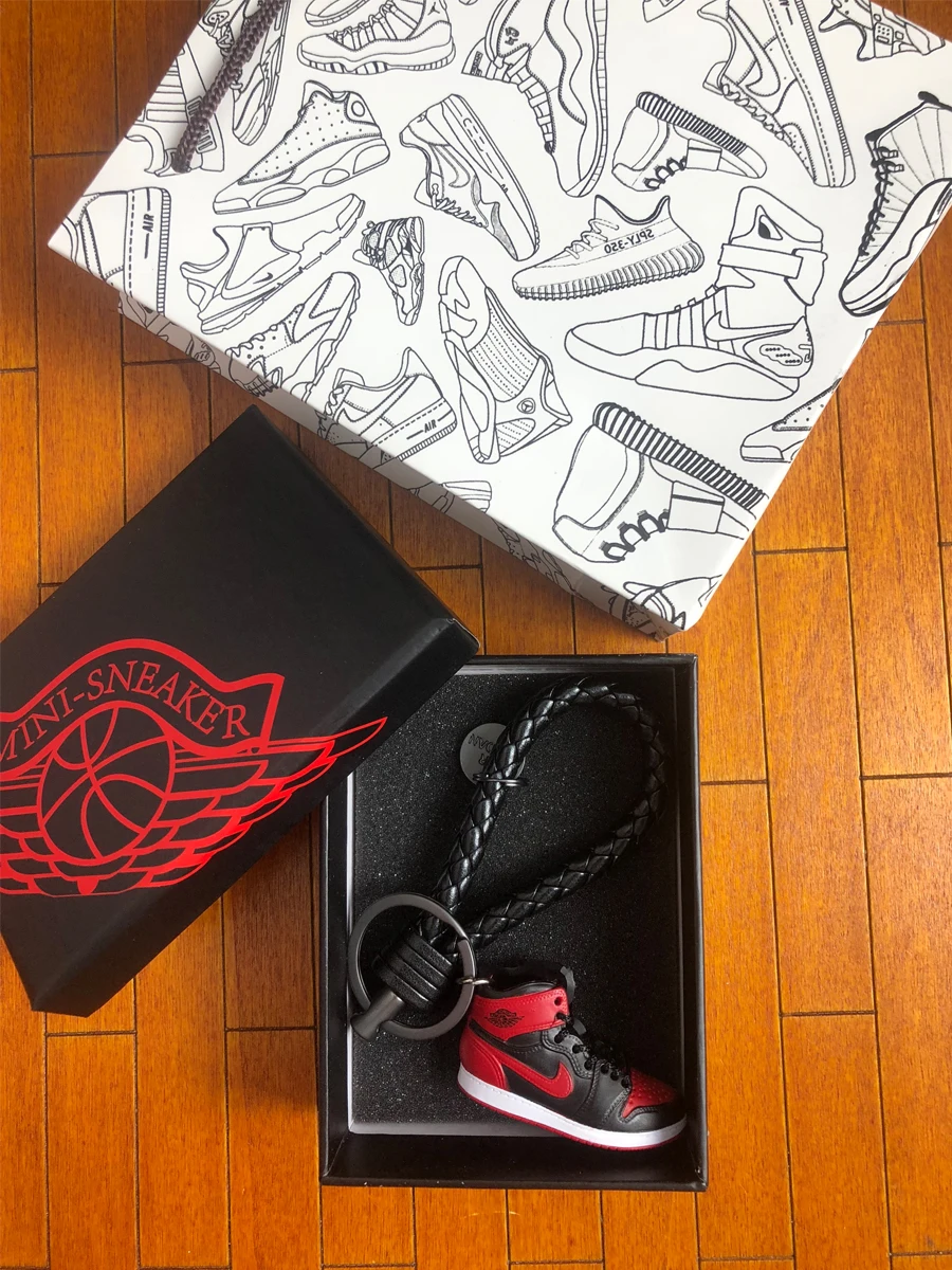 купить Кроссовки AIR Banned AJ1 Forbidden JORDAN Cherry Blossom Road 3D
Sneaker Модель брелок для влюбленных автомобильных ключей Обзор