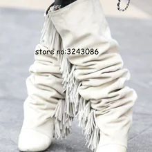 Высокие замшевые женские сапоги до колена с бахромой; цвет черный, белый; Модные женские высокие сапоги с острым носком на скрытой танкетке, визуально увеличивающие рост