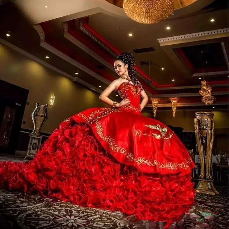 Золотые кружева красный сладкий 16 бальное платье без бретелек Quinceanera Спинки Арабский Стиль аппликации с рюшами, для выпускного бала недорогие вечерние платья