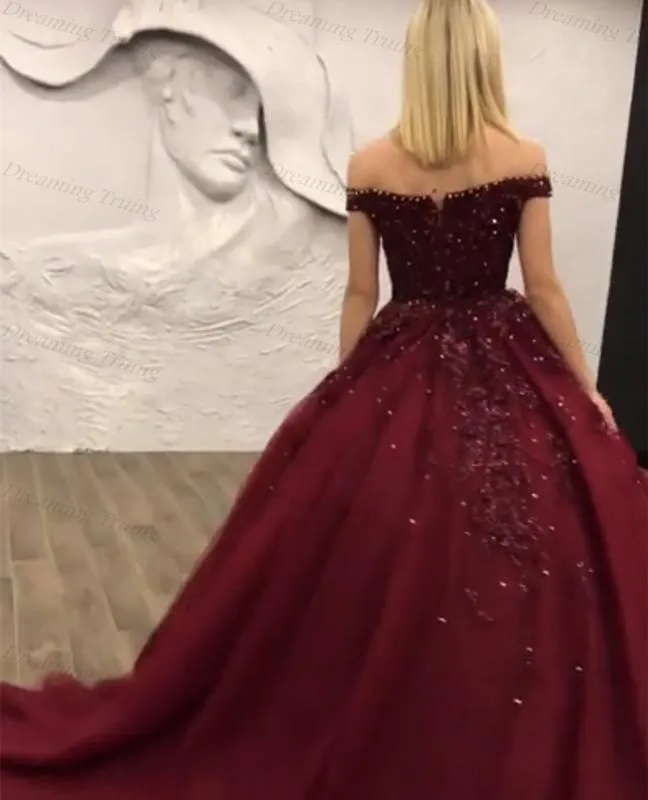 Пышные бордовые платья Quinceanera бисером с v-образным вырезом и аппликацией, с фатиновой юбкой платье с открытыми плечами Выпускные платья Бальные платья 15 лет на день рождения