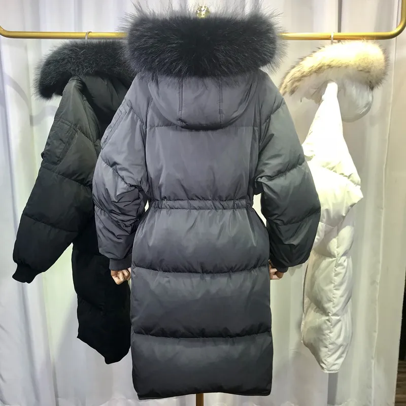 TopFurMall) Европейской зимы Для женщин парки вниз пальто мех енота капюшоном Леди Длинные Верхняя одежда; пальто 4XL LF5065