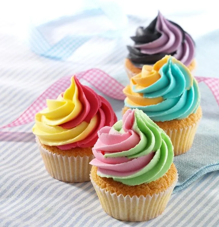 recipe-12210713-two-tone-swirl-fairy-cakes