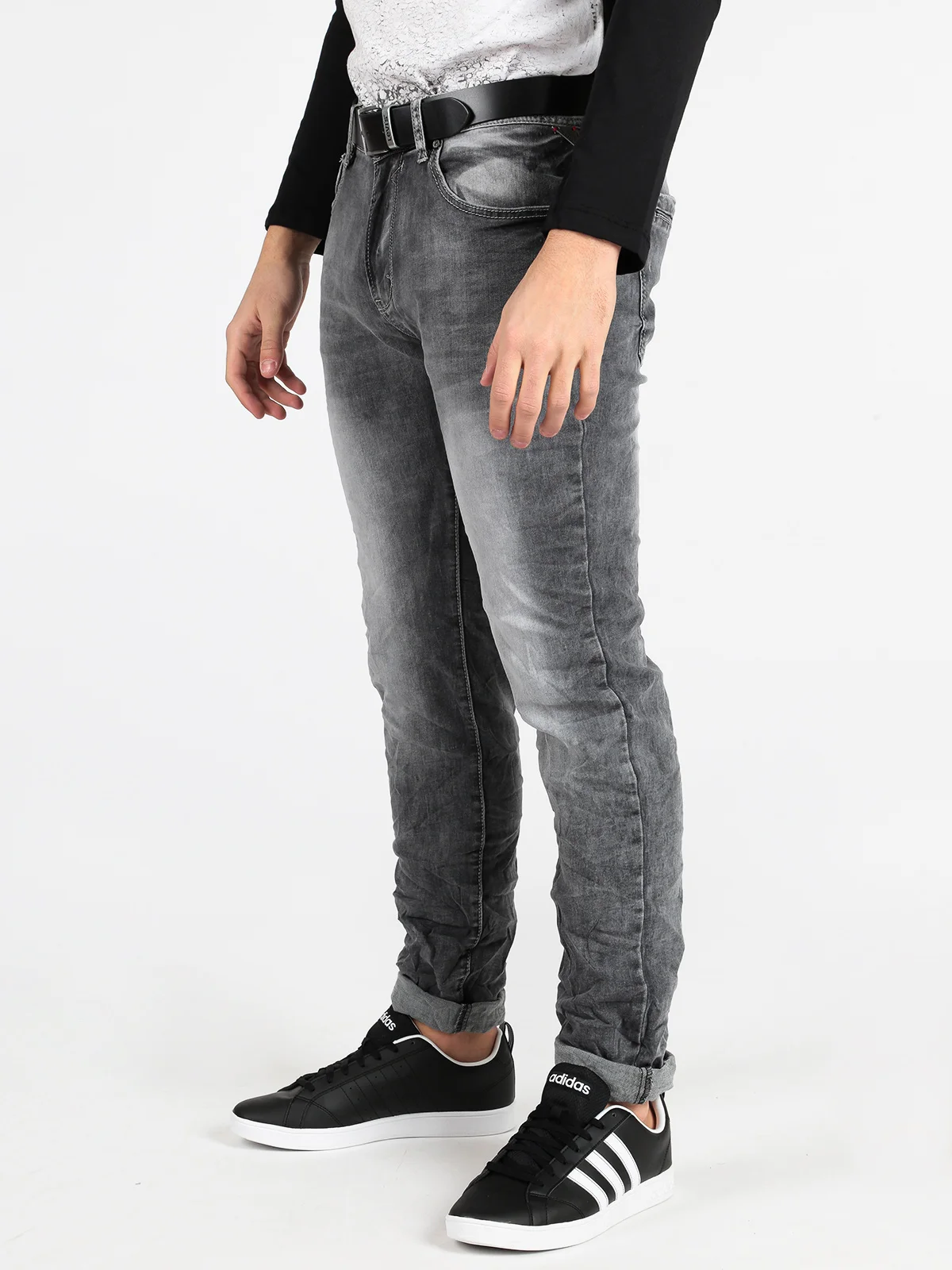 styling gray jeans