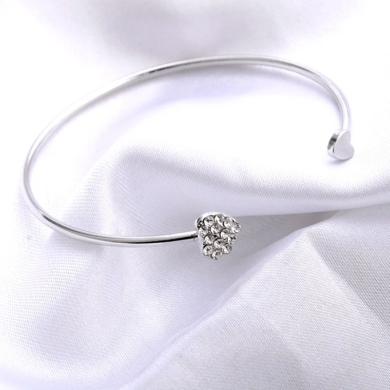 

Aheart-shaped peach bracelet with gold-plated opening and diamond-inlaid love bracelet and double peach-heart Bracelet