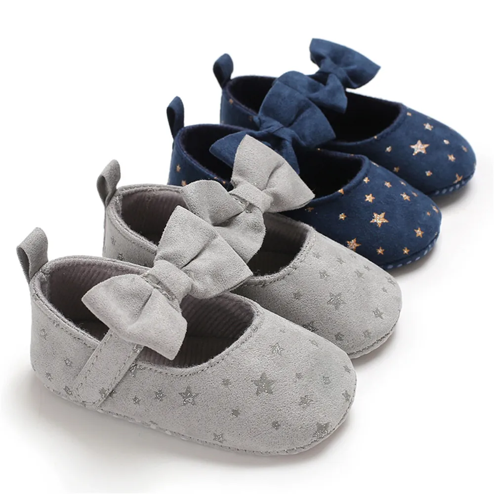 Для тех, кто только начинает ходить, новая одежда для малышек, детская обувь, новорожденные детское платье с бантом на мягкой подошве для младенцев со звездным принтом; спортивная обувь с бантами