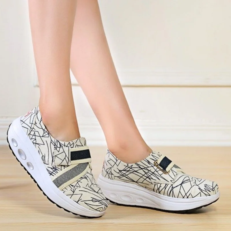 Новые женские теннисные туфли; Feminino Zapatillas Deportivas Muje; дышащие Нескользящие туфли на танкетке