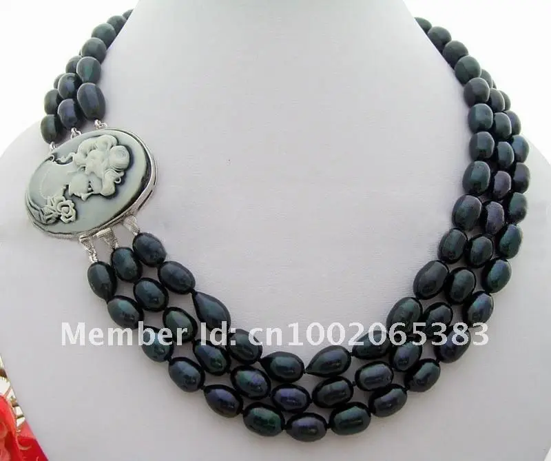 

Beautiful! 3 strands Black Pearl Necklace