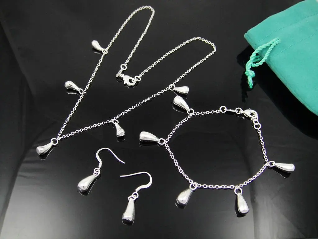 

Wholesale fashion jewelry Set, 925 Silver Necklace and Bracelet . Nice Jewelry. Good Quality S198