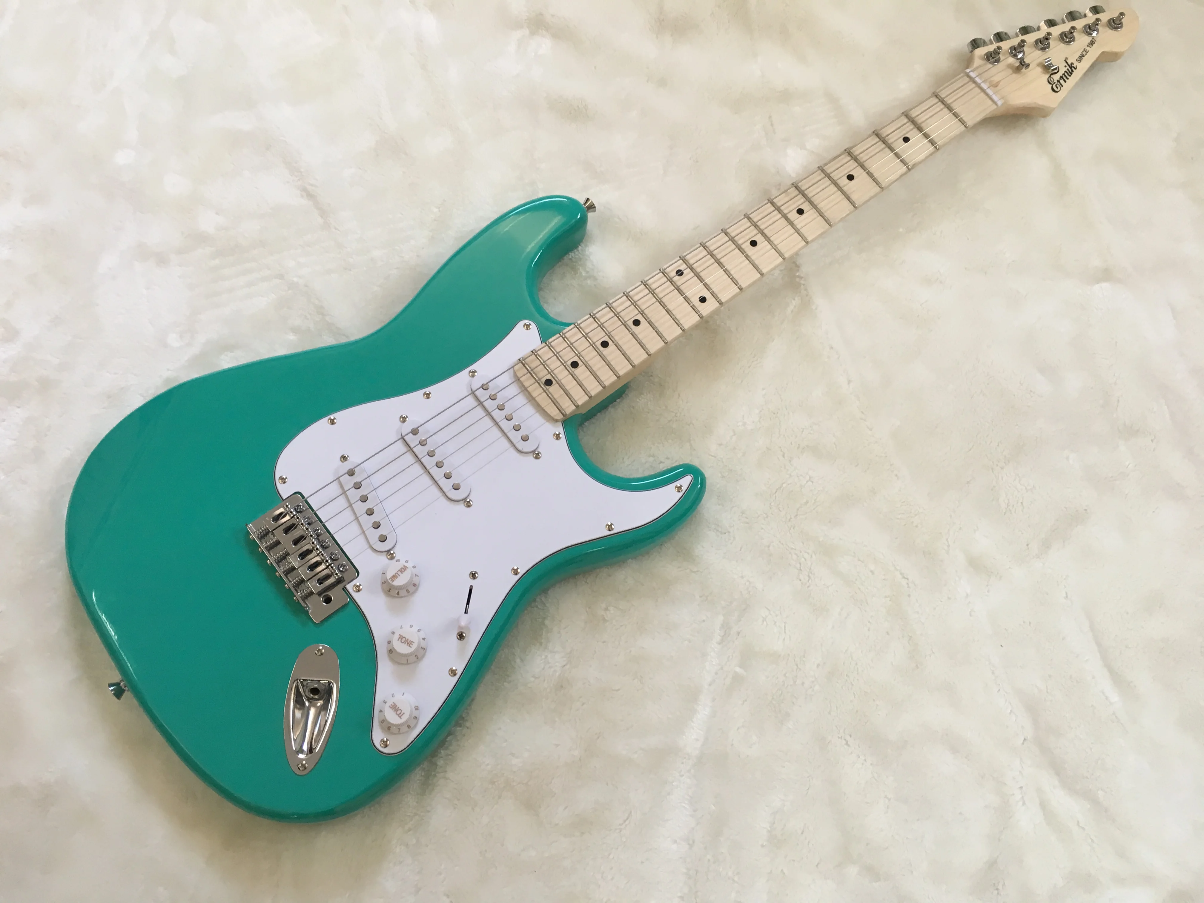 Электрогитара/гитара зеленого цвета ermik st/гитара в Китае