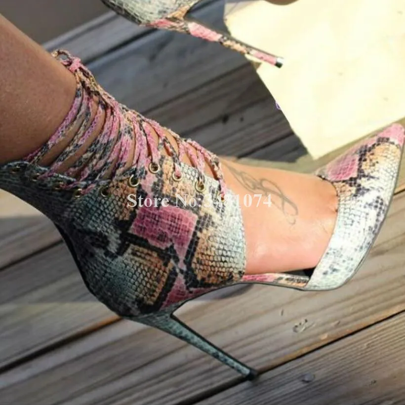 Модные очаровательные пикантные туфли для вечеринки на тонком высоком каблуке с острым носком Змеиный узор на шнуровке с перекрестной шнуровкой дизайн летние женские сандалии