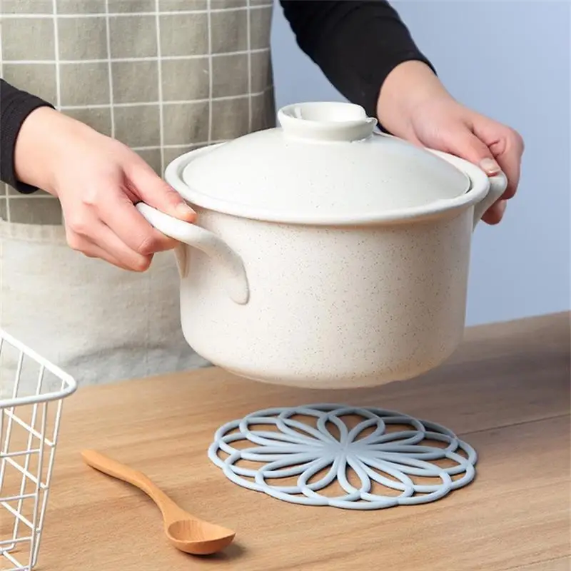 

1 Pcs Creative Home Hollow-carved Design Insulation Anti-hot Pad Non-slip Mat Place Variety Of Household Utensils Gadget