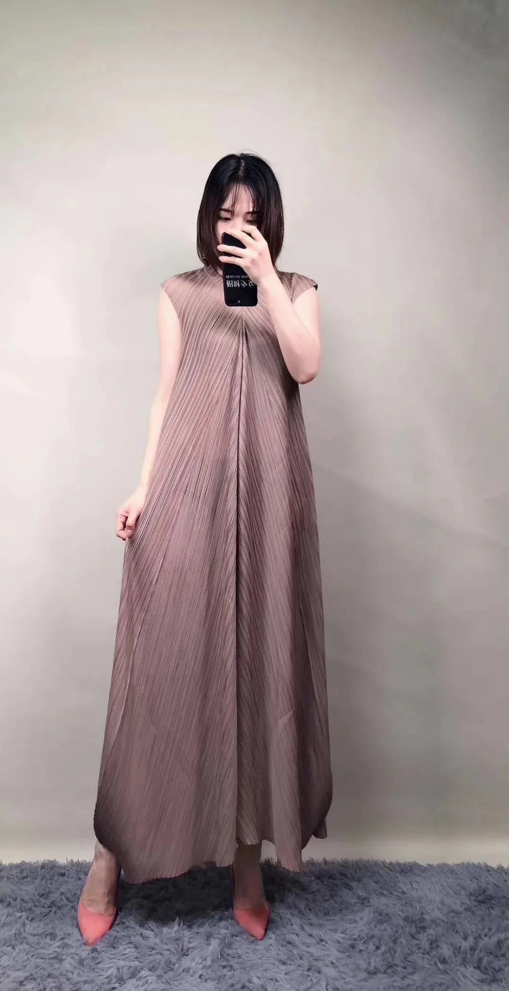 Горячая модное Miyake складное однотонное платье без рукавов с рюшами и v-образным вырезом длинное ТРАПЕЦИЕВИДНОЕ ПЛАТЬЕ