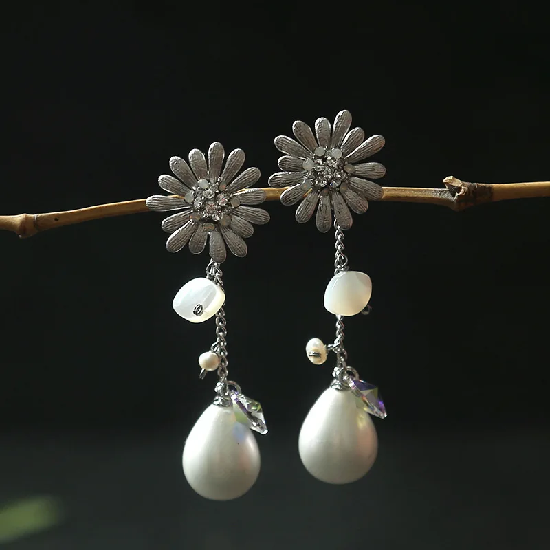

Japan and South Korea boutique wholesale crystal silver sunflower shell pearl has chic dangler earrings
