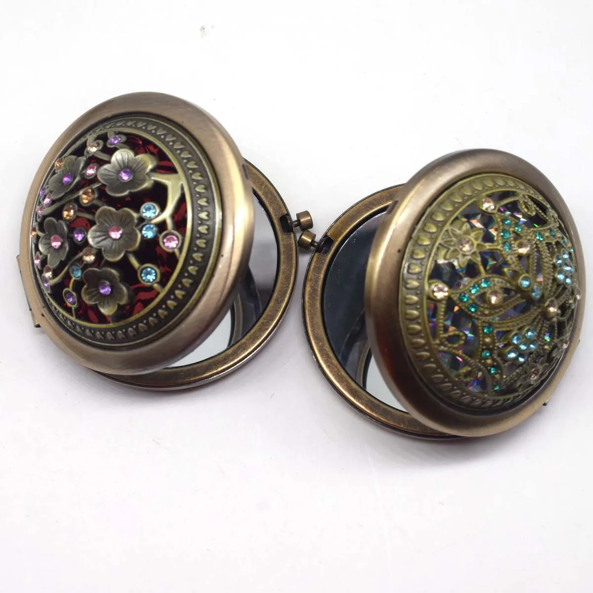 Бронзовое цветное металлическое портативное карманное зеркало с цветами и бриллиантами, мини двустороннее складное зеркало для макияжа, винтажное косметическое зеркало с бабочкой