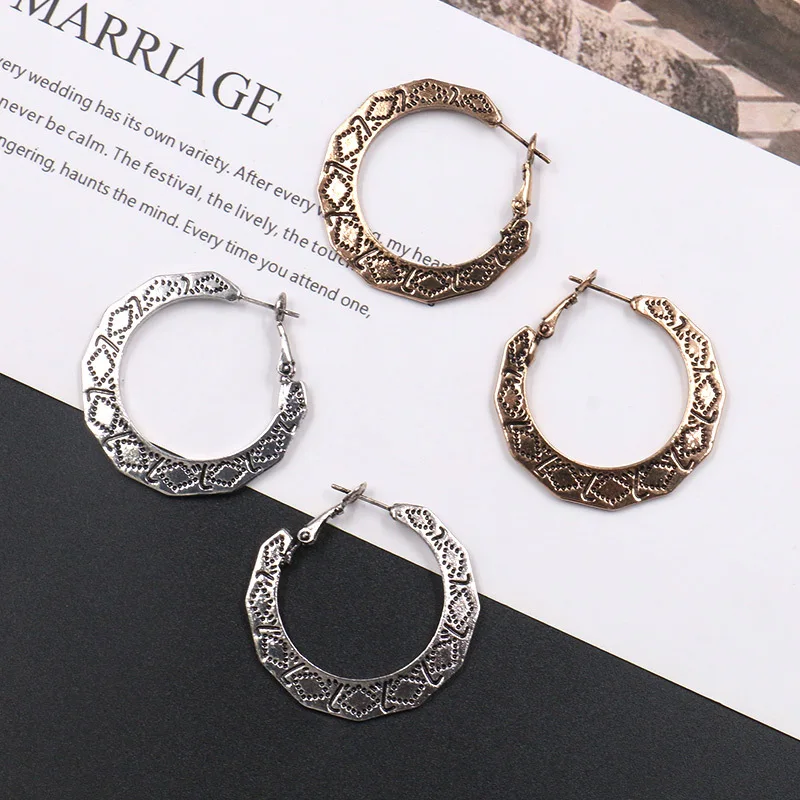 

Women Antique Crescent Alloy Engraved Pattern Earrings Pendant Pendant Jewelry
