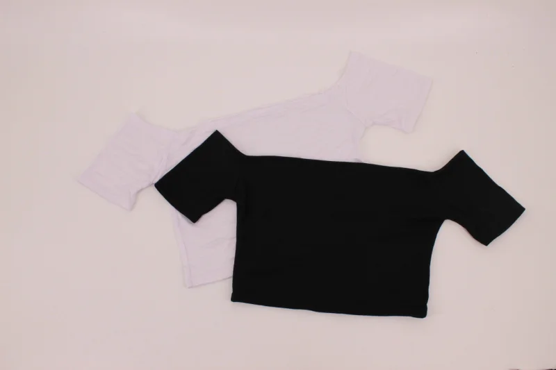 الشرق الحياكة جديد 2017 أزياء الصيف تي شيرت المرأة أسود أبيض مثير المحاصيل الأعلى معطلة الكتف المحملات قصيرة الأكمام