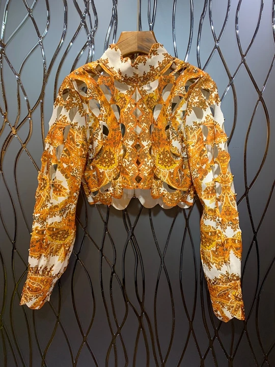 

In early autumn of 2019, water-soluble embroidery embroidery of Xin Xiao Li collar with hollowed-out short jacket 719