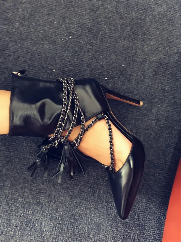 Модная черная кожаная женская обувь; популярные пикантные туфли-лодочки с бахромой и острым носком; стильные вечерние модельные туфли на высоком каблуке с цепочками и шнуровкой; свадебные туфли