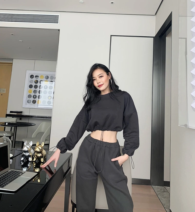 sweatshirt crop top outfit