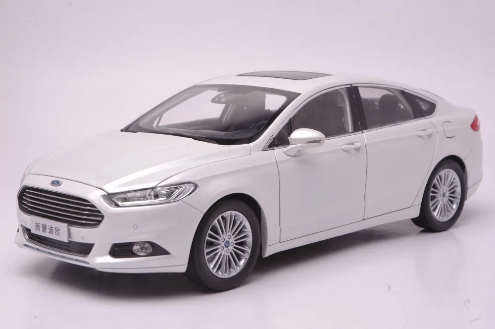 118 Scale Diecast Model Car for Ford Mondeo Fusion 2013 White SUV