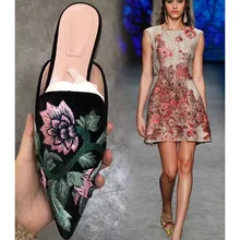 Шикарные женские шлепанцы с острым носком, украшенные цветочной вышивкой; женская повседневная обувь; Роскошные вечерние туфли без застежек на пятке