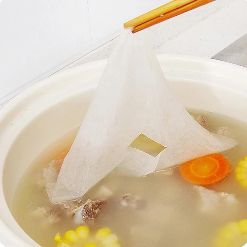 спасти пересоленный суп. если  очень соленый суп. спасите пересоленный суп. окунают в кастрюлю.