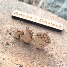 Маленькие деревянные серьги ручной работы в виде белки и соснового ореха X 1 пара