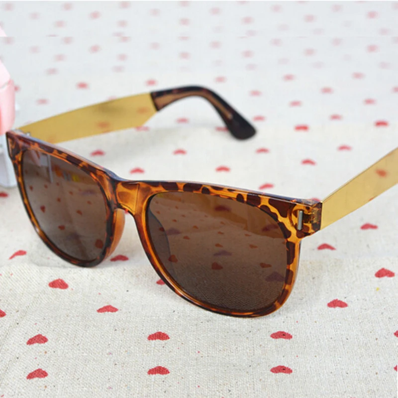 

New Arrivals Designer Retro Hipster Trendy Shades Retro Black Sunglasses Women Gold Metal Arms Dark Sun glasses Men oculos