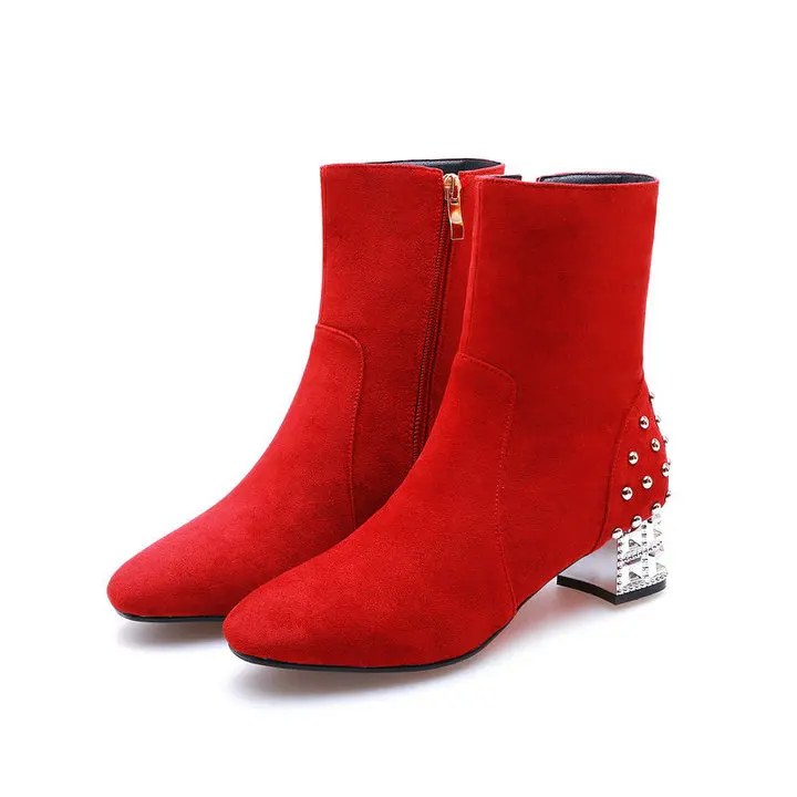 Зимние удобные ботильоны из флока на низком каблуке с боковой молнией; модная женская обувь с квадратным носком и заклепками; цвет красный, черный, коричневый