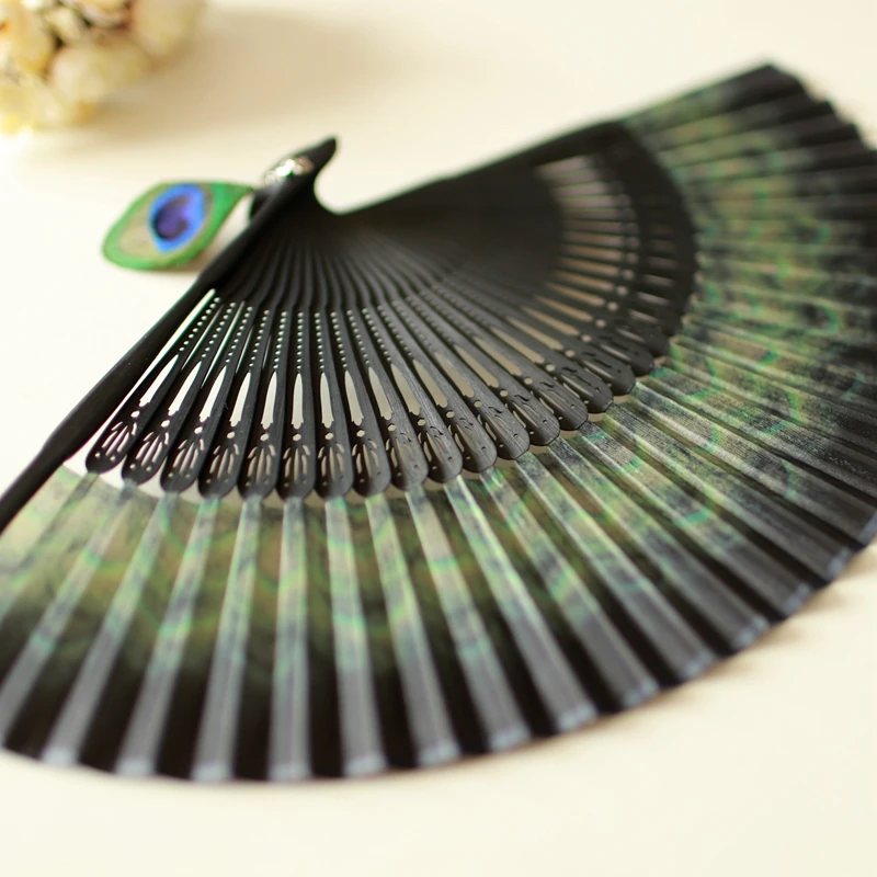 Vysoce kvalitní japonský skládací ventilátor Bambusová rukojeť Kimono ruční ventilátor Elegantní jedinečný Peacock peří hedvábné ženské taneční fanoušek 3 barvy