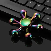 Двор красочный Топ пальцевой прядильный механизм R188 подшипник ручной ВДГ три-Спиннер игрушки ручной двухсторонняя металлическая с шарниром Спиннер игрушки, способный преодолевать Броды для взрослых