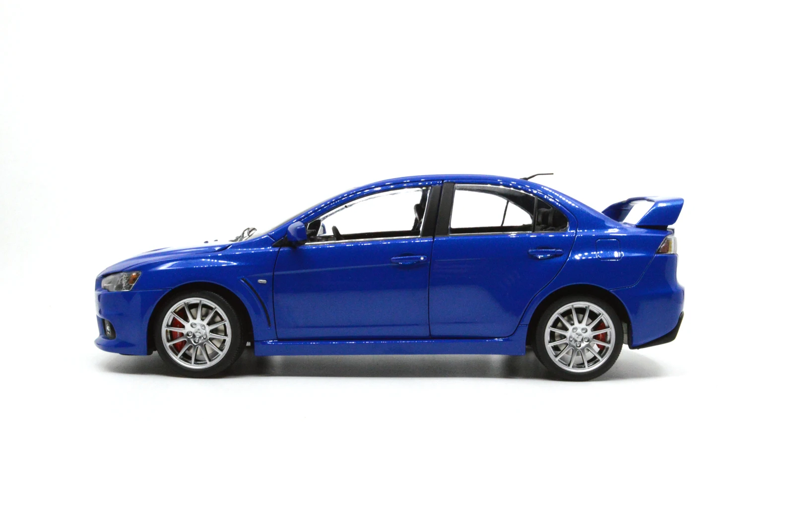 Модель Paudi 1/18 1:18 Масштаб Mitsubishi Lancer EVO X Синий литой модельный автомобиль двери открытый руль слева