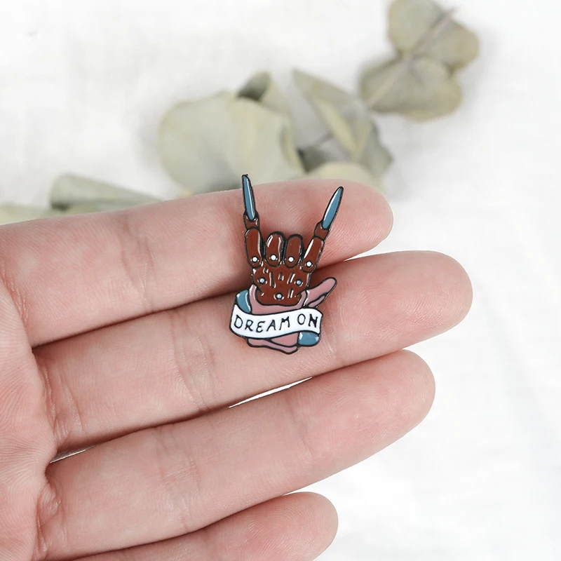 

Skeleton Hand Pin Rock Gesture Brooch Men Women Hat Bag Backpack Jackets Accessories Lapel Pins Punk Jewelry